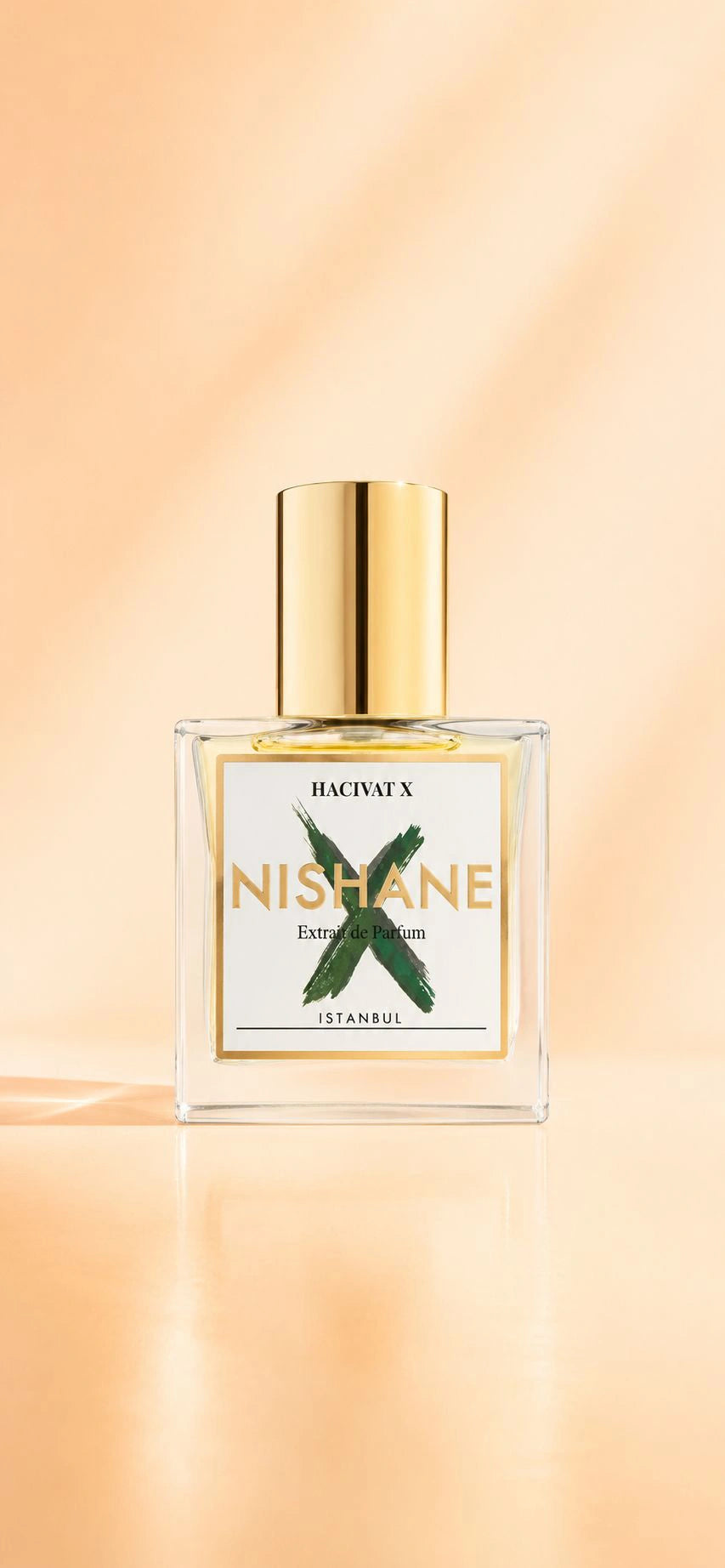 Frasco blanco y dorado del extracto de perfume Hacivat X de la marca nicho Nishane.
