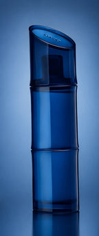 Frasco de Kenzo Homme Eau de Toilette Intense para hombre, perfume amaderado marino con notas frescas y aromáticas.