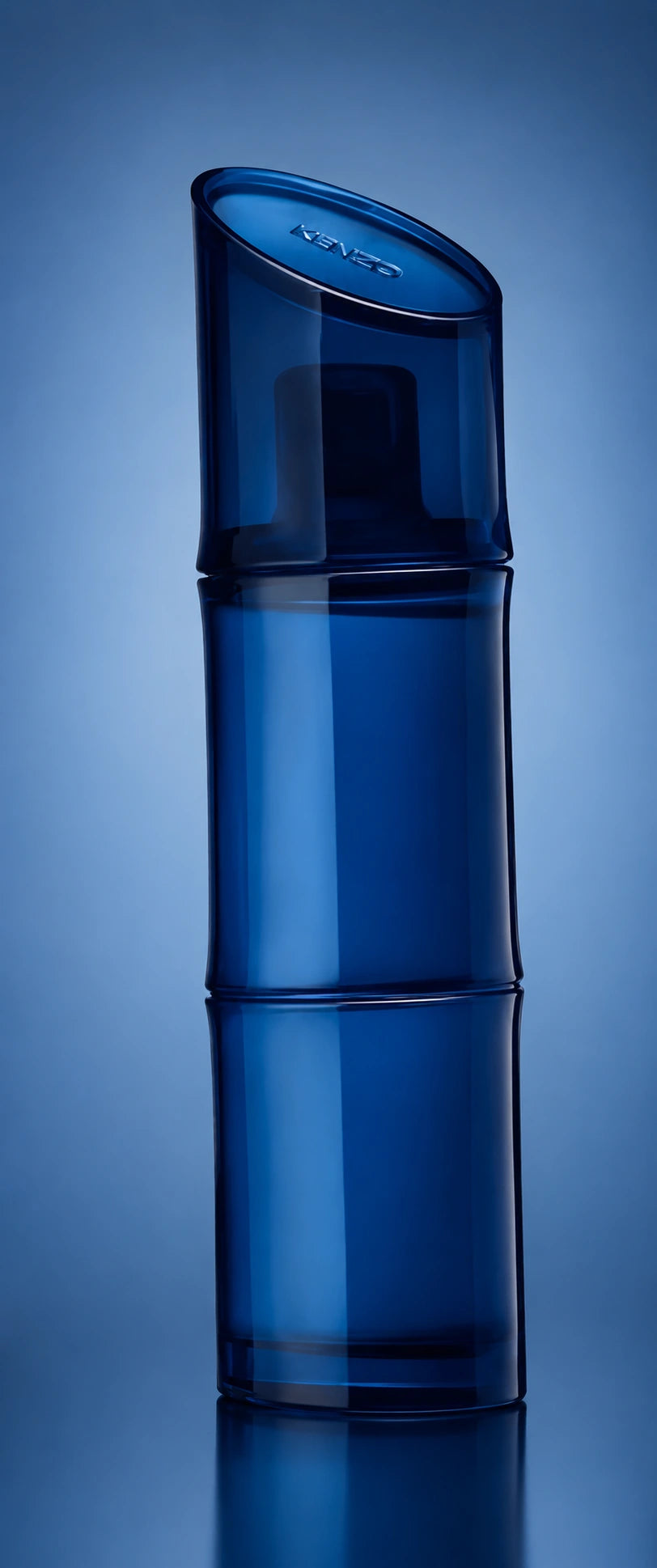Frasco de Kenzo Homme Eau de Toilette Intense para hombre, perfume amaderado marino con notas frescas y aromáticas.