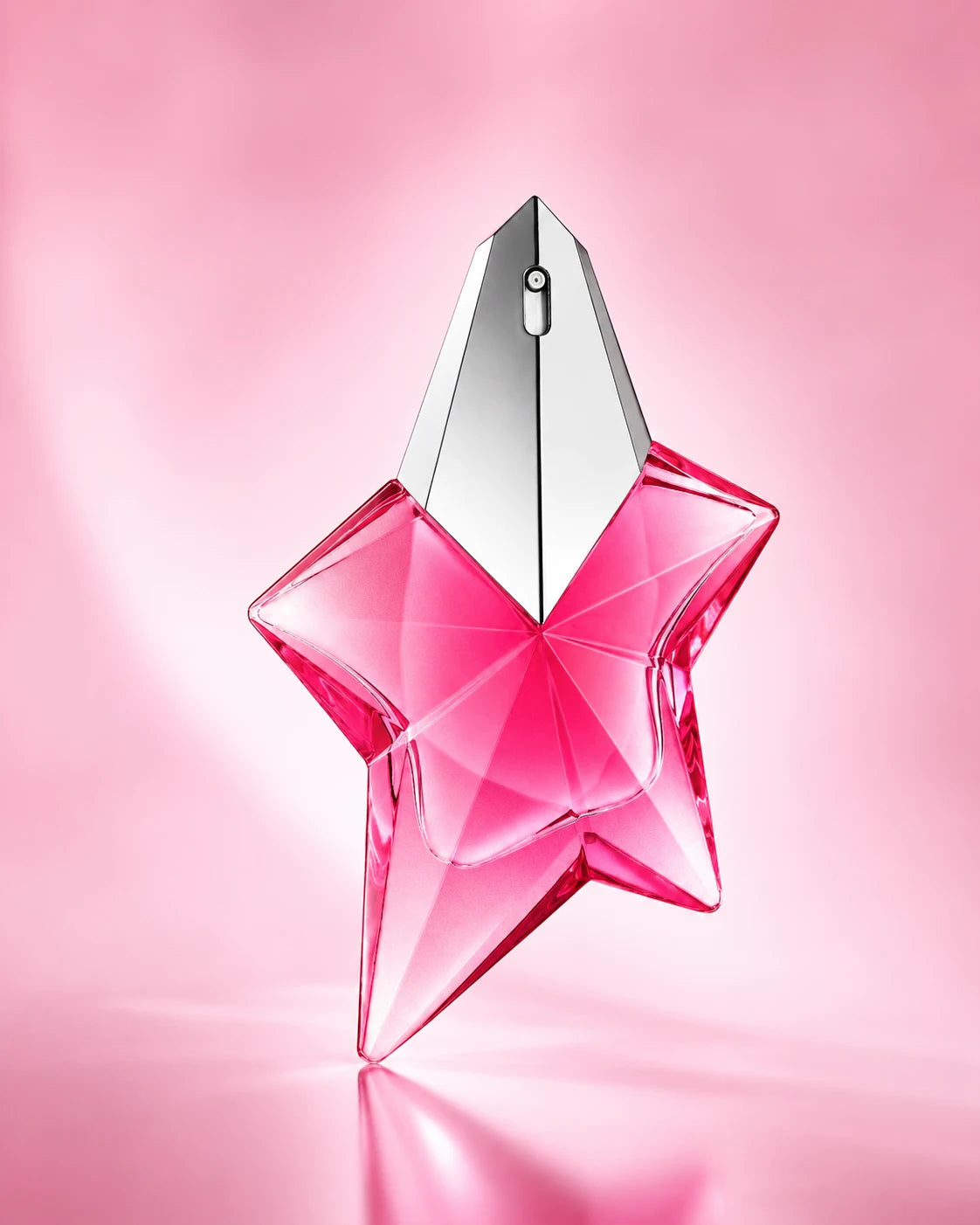 Frasco en forma de estrella rosa del perfume Angel Nova de Mugler para mujer.
