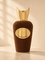 Frasco aterciopelado marrón con tapón dorado del perfume Il Padrino de Sospiro.