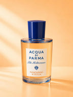Frasco clásico de Acqua di Parma del perfume Mandarino di Sicilia con etiqueta azul.