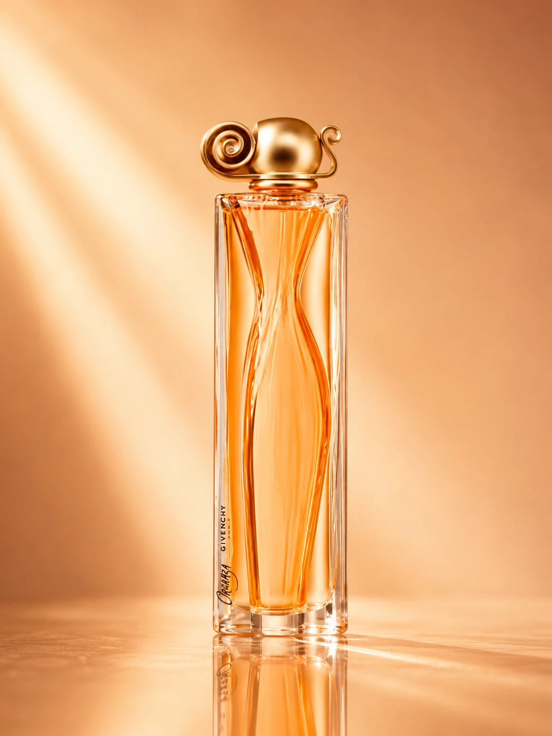 Elegante frasco alargado del perfume clásico Organza de Givenchy.