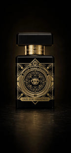 Espectacular frasco negro con detalles geométricos dorados del perfume Oud For Greatness de Initio.