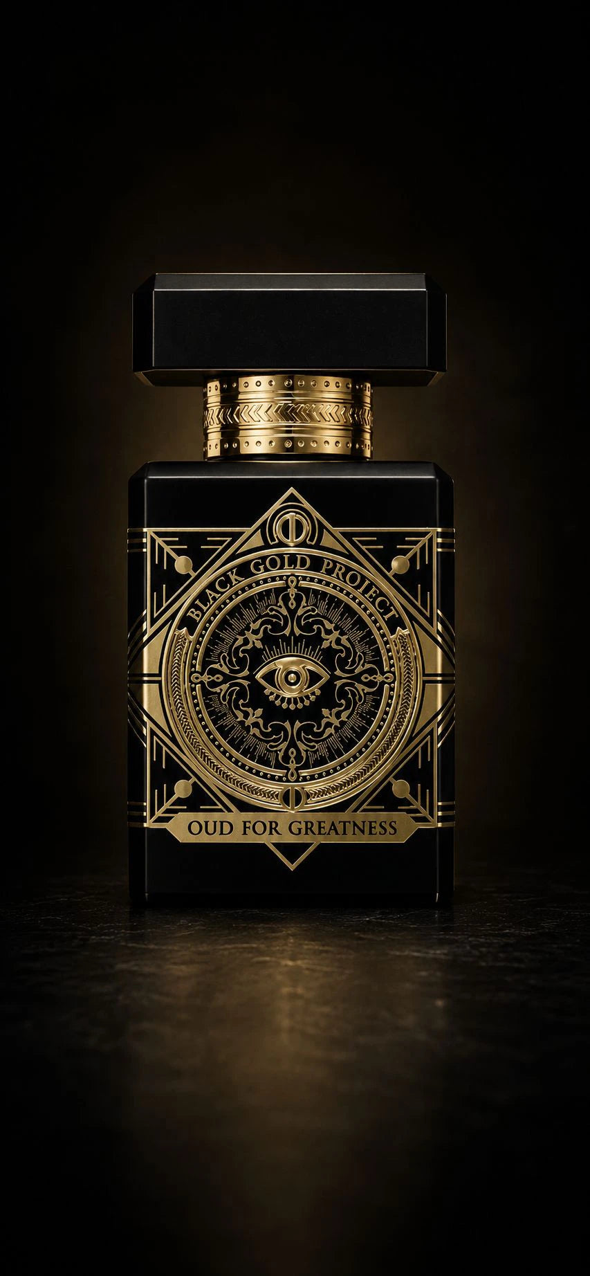 Espectacular frasco negro con detalles geométricos dorados del perfume Oud For Greatness de Initio.