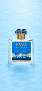 Lujoso frasco de cristal con tapón de joyas azules del perfume Oceania de Roja Parfums.