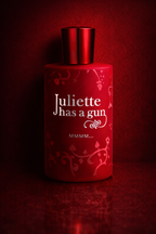Muestra decant Juliette Has A Gun MMMM..., perfume dulce y empolvado para mujer.